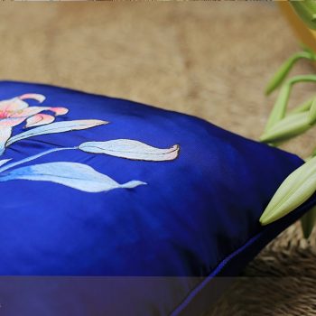 Gối thêu hoa ly - Gối sofa cao cấp
