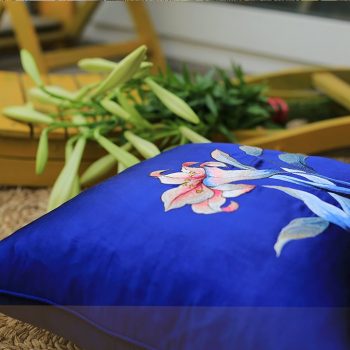 Gối thêu hoa ly - Gối sofa cao cấp