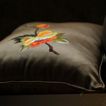 Gối thêu hoa mẫu đơn - Gối trang trí decor