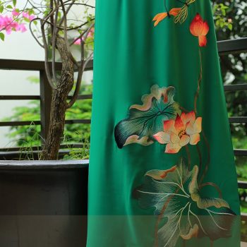 Áo dài thêu sen