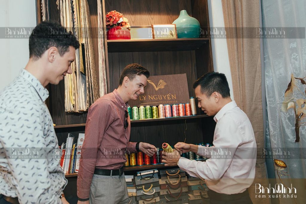 Đối tác tham quan và tìm hiểu kỹ hơn về sản phẩm Đối tác tham quan và tìm hiểu kỹ hơn về sản phẩm