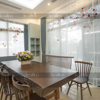 Rèm phòng ăn biệt thự Ciputra với mẫu rèm thêu hoa hồng