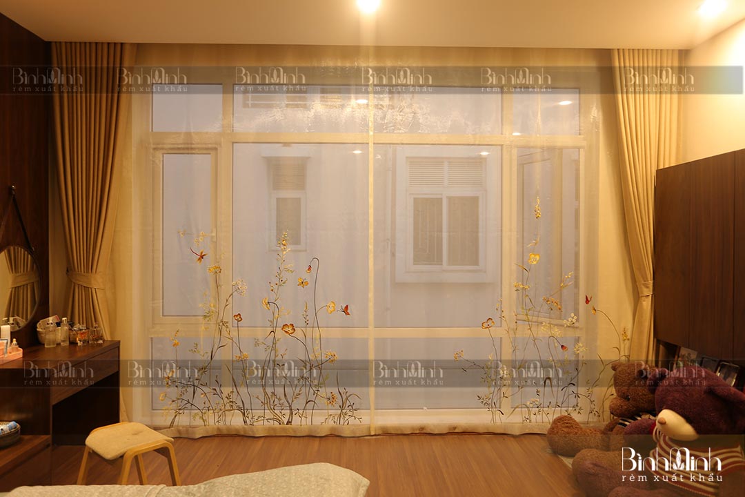 Rèm phòng ngủ đẹp với mẫu hoa anh thảo