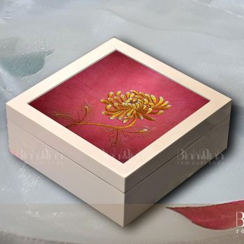 Hộp gỗ sơn mài tranh thêu hoa Cúc – HSM02
