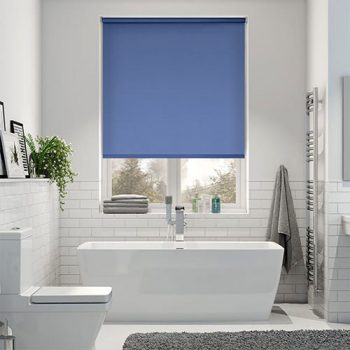 Mẫu rèm cuốn màu sắc sặc sỡ cho phòng tắm