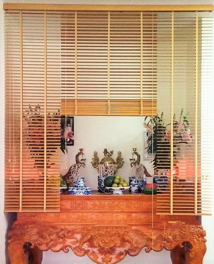 Rèm phòng thờ phong thủy sáo gỗ tự nhiên đảm bảo tính riêng tư, thẩm mỹ.