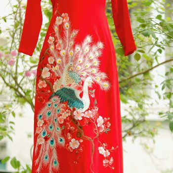 Áo dài thêu tay họa tiết chim công đính đá